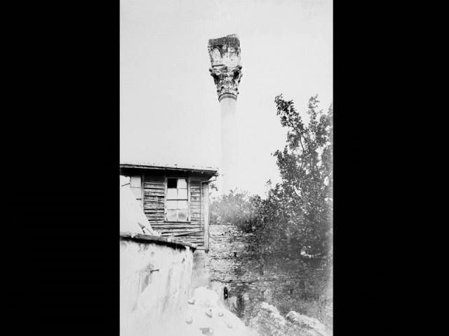 II. Abdülhamid, Osmanlı İmparatorluğu'nun 34. padişahı ve 113. İslam halifesidir. Bunalımlı bir dönemde tahta çıkan Abdülhamid, Batı'ya karşı dengeci, Doğu'ya karşı İslamcı politikalar izlemiş, ülke içinde mutlakiyeti güçlendirmiştir.Bu dönmede çekilmiş olan anıt fotoğrafları albümü İstanbul Tarih farkıyla arşivlerden çıkarılıp sizlere sunulmuştur.
