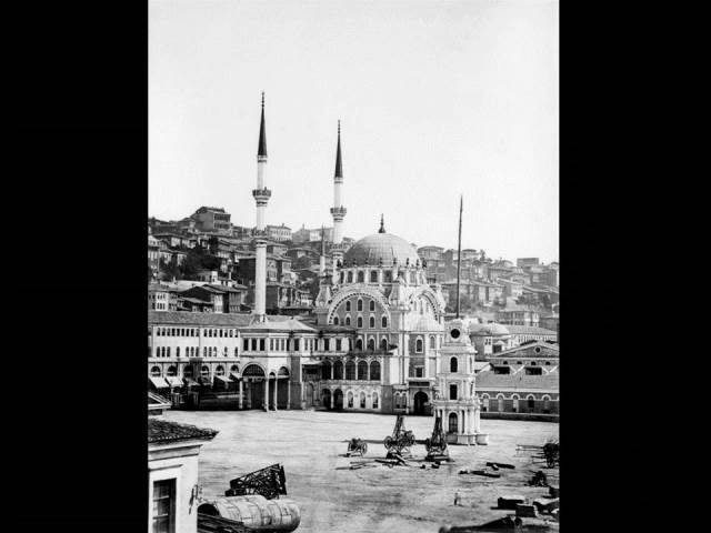 II. Abdülhamid, Osmanlı İmparatorluğu'nun 34. padişahı ve 113. İslam halifesidir. Bunalımlı bir dönemde tahta çıkan Abdülhamid, Batı'ya karşı dengeci, Doğu'ya karşı İslamcı politikalar izlemiş, ülke içinde mutlakiyeti güçlendirmiştir.Bu dönmede çekilmiş olan camilerin fotoğraf albümü İstanbul Tarih farkıyla arşivlerden çıkarılıp sizlere sunulmuştur.