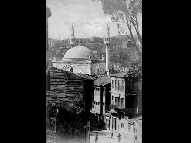 II. Abdülhamid, Osmanlı İmparatorluğu'nun 34. padişahı ve 113. İslam halifesidir. Bunalımlı bir dönemde tahta çıkan Abdülhamid, Batı'ya karşı dengeci, Doğu'ya karşı İslamcı politikalar izlemiş, ülke içinde mutlakiyeti güçlendirmiştir.Bu dönmede çekilmiş olan camilerin fotoğraf albümü İstanbul Tarih farkıyla arşivlerden çıkarılıp sizlere sunulmuştur.