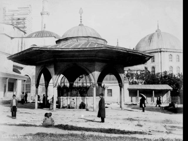 II. Abdülhamid, Osmanlı İmparatorluğu'nun 34. padişahı ve 113. İslam halifesidir. Bunalımlı bir dönemde tahta çıkan Abdülhamid, Batı'ya karşı dengeci, Doğu'ya karşı İslamcı politikalar izlemiş, ülke içinde mutlakiyeti güçlendirmiştir.Bu dönmede çekilmiş olan camilerin fotoğraf albümü İstanbul Tarih farkıyla arşivlerden çıkarılıp sizlere sunulmuştur.