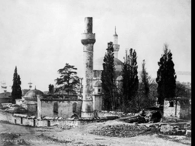 II. Abdülhamid, Osmanlı İmparatorluğu'nun 34. padişahı ve 113. İslam halifesidir. Bunalımlı bir dönemde tahta çıkan Abdülhamid, Batı'ya karşı dengeci, Doğu'ya karşı İslamcı politikalar izlemiş, ülke içinde mutlakiyeti güçlendirmiştir.Bu dönmede çekilmiş olan camilerin fotoğraf albümü İstanbul Tarih farkıyla arşivlerden çıkarılıp sizlere sunulmuştur.