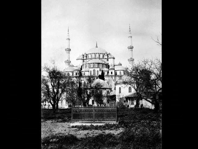 II. Abdülhamid, Osmanlı İmparatorluğu'nun 34. padişahı ve 113. İslam halifesidir. Bunalımlı bir dönemde tahta çıkan Abdülhamid, Batı'ya karşı dengeci, Doğu'ya karşı İslamcı politikalar izlemiş, ülke içinde mutlakiyeti güçlendirmiştir.Bu dönmede çekilmiş olan camilerin fotoğraf albümü İstanbul Tarih farkıyla arşivlerden çıkarılıp sizlere sunulmuştur.