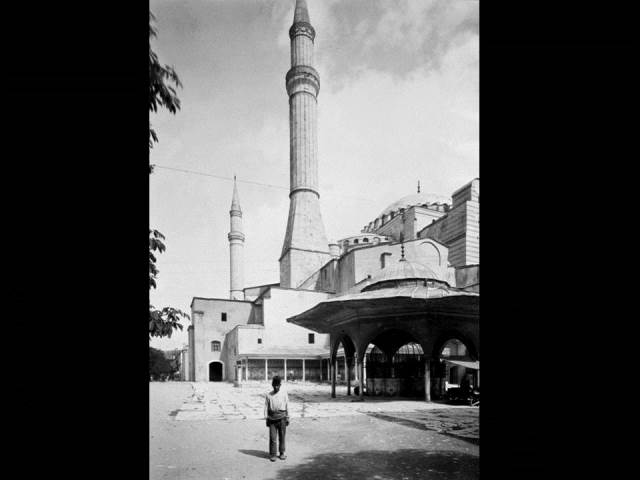 II. Abdülhamid, Osmanlı İmparatorluğu'nun 34. padişahı ve 113. İslam halifesidir. Bunalımlı bir dönemde tahta çıkan Abdülhamid, Batı'ya karşı dengeci, Doğu'ya karşı İslamcı politikalar izlemiş, ülke içinde mutlakiyeti güçlendirmiştir.Bu dönmede çekilmiş olan camilerin fotoğraf albümü İstanbul Tarih farkıyla arşivlerden çıkarılıp sizlere sunulmuştur.