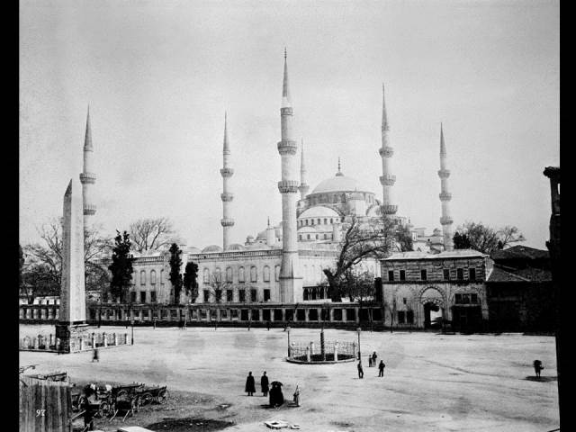 II. Abdülhamid, Osmanlı İmparatorluğu'nun 34. padişahı ve 113. İslam halifesidir. Bunalımlı bir dönemde tahta çıkan Abdülhamid, Batı'ya karşı dengeci, Doğu'ya karşı İslamcı politikalar izlemiş, ülke içinde mutlakiyeti güçlendirmiştir.Bu dönmede çekilmiş olan camilerin fotoğraf albümü İstanbul Tarih farkıyla arşivlerden çıkarılıp sizlere sunulmuştur.