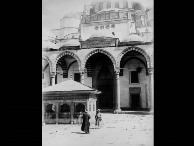 II. Abdülhamid, Osmanlı İmparatorluğu'nun 34. padişahı ve 113. İslam halifesidir. Bunalımlı bir dönemde tahta çıkan Abdülhamid, Batı'ya karşı dengeci, Doğu'ya karşı İslamcı politikalar izlemiş, ülke içinde mutlakiyeti güçlendirmiştir.Bu dönmede çekilmiş olan camilerin fotoğraf albümü İstanbul Tarih farkıyla arşivlerden çıkarılıp sizlere sunulmuştur.