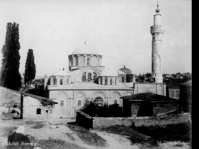 II. Abdülhamid, Osmanlı İmparatorluğu'nun 34. padişahı ve 113. İslam halifesidir. Bunalımlı bir dönemde tahta çıkan Abdülhamid, Batı'ya karşı dengeci, Doğu'ya karşı İslamcı politikalar izlemiş, ülke içinde mutlakiyeti güçlendirmiştir.Bu dönmede çekilmiş olan camilerin fotoğraf albümü İstanbul Tarih farkıyla arşivlerden çıkarılıp sizlere sunulmuştur.