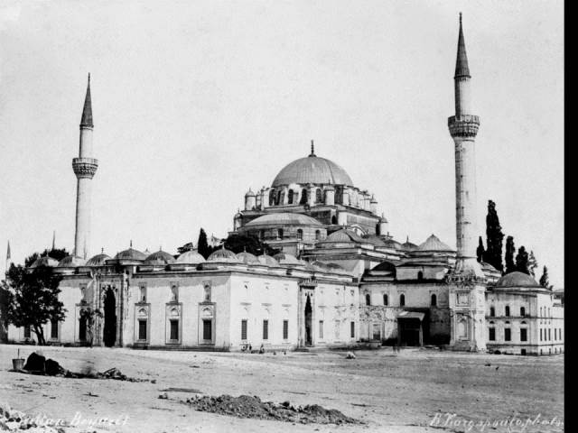 II. Abdülhamid, Osmanlı İmparatorluğu'nun 34. padişahı ve 113. İslam halifesidir. Bunalımlı bir dönemde tahta çıkan Abdülhamid, Batı'ya karşı dengeci, Doğu'ya karşı İslamcı politikalar izlemiş, ülke içinde mutlakiyeti güçlendirmiştir.Bu dönmede çekilmiş olan camilerin fotoğraf albümü İstanbul Tarih farkıyla arşivlerden çıkarılıp sizlere sunulmuştur.