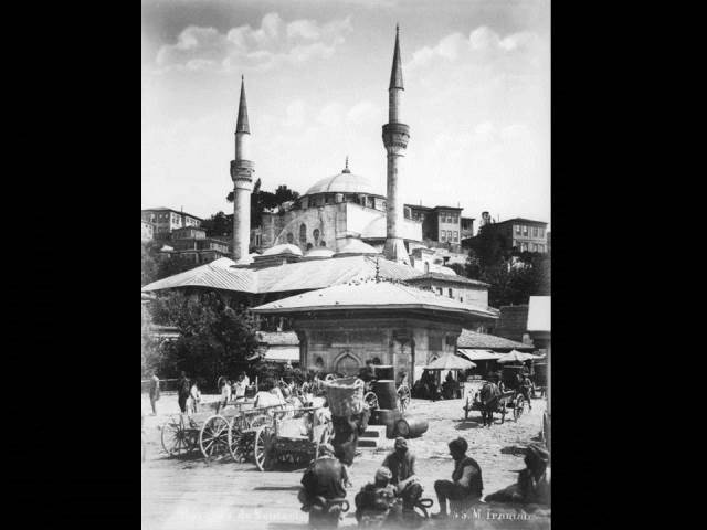 II. Abdülhamid, Osmanlı İmparatorluğu'nun 34. padişahı ve 113. İslam halifesidir. Bunalımlı bir dönemde tahta çıkan Abdülhamid, Batı'ya karşı dengeci, Doğu'ya karşı İslamcı politikalar izlemiş, ülke içinde mutlakiyeti güçlendirmiştir.Bu dönmede çekilmiş olan camilerin fotoğraf albümü İstanbul Tarih farkıyla arşivlerden çıkarılıp sizlere sunulmuştur.