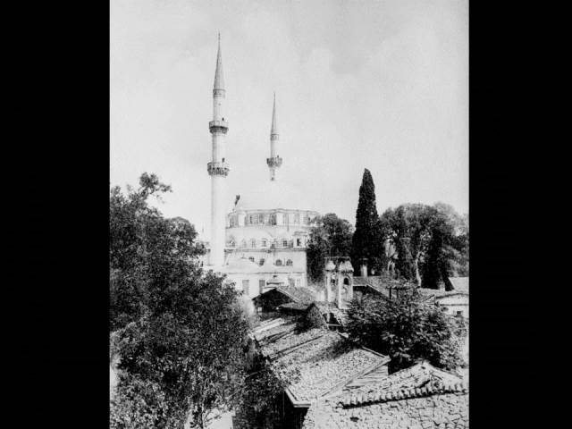 II. Abdülhamid, Osmanlı İmparatorluğu'nun 34. padişahı ve 113. İslam halifesidir. Bunalımlı bir dönemde tahta çıkan Abdülhamid, Batı'ya karşı dengeci, Doğu'ya karşı İslamcı politikalar izlemiş, ülke içinde mutlakiyeti güçlendirmiştir.Bu dönmede çekilmiş olan camilerin fotoğraf albümü İstanbul Tarih farkıyla arşivlerden çıkarılıp sizlere sunulmuştur.