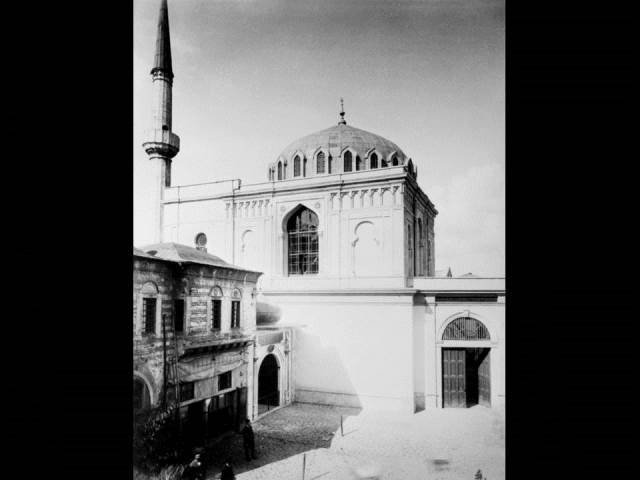 II. Abdülhamid, Osmanlı İmparatorluğu'nun 34. padişahı ve 113. İslam halifesidir. Bunalımlı bir dönemde tahta çıkan Abdülhamid, Batı'ya karşı dengeci, Doğu'ya karşı İslamcı politikalar izlemiş, ülke içinde mutlakiyeti güçlendirmiştir.Bu dönmede çekilmiş olan camilerin fotoğraf albümü İstanbul Tarih farkıyla arşivlerden çıkarılıp sizlere sunulmuştur.