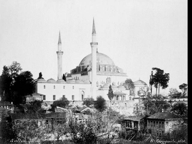 II. Abdülhamid, Osmanlı İmparatorluğu'nun 34. padişahı ve 113. İslam halifesidir. Bunalımlı bir dönemde tahta çıkan Abdülhamid, Batı'ya karşı dengeci, Doğu'ya karşı İslamcı politikalar izlemiş, ülke içinde mutlakiyeti güçlendirmiştir.Bu dönmede çekilmiş olan camilerin fotoğraf albümü İstanbul Tarih farkıyla arşivlerden çıkarılıp sizlere sunulmuştur.