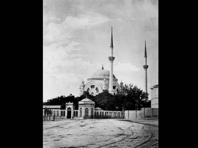 II. Abdülhamid, Osmanlı İmparatorluğu'nun 34. padişahı ve 113. İslam halifesidir. Bunalımlı bir dönemde tahta çıkan Abdülhamid, Batı'ya karşı dengeci, Doğu'ya karşı İslamcı politikalar izlemiş, ülke içinde mutlakiyeti güçlendirmiştir.Bu dönmede çekilmiş olan camilerin fotoğraf albümü İstanbul Tarih farkıyla arşivlerden çıkarılıp sizlere sunulmuştur.