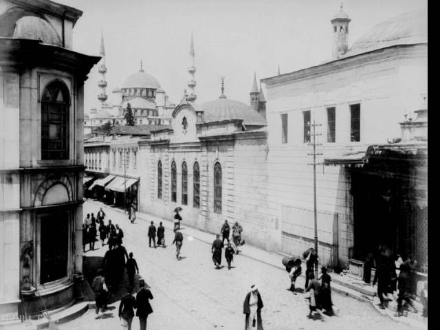 II. Abdülhamid, Osmanlı İmparatorluğu'nun 34. padişahı ve 113. İslam halifesidir. Bunalımlı bir dönemde tahta çıkan Abdülhamid, Batı'ya karşı dengeci, Doğu'ya karşı İslamcı politikalar izlemiş, ülke içinde mutlakiyeti güçlendirmiştir.Bu dönmede çekilmiş olan camilerin fotoğraf albümü İstanbul Tarih farkıyla arşivlerden çıkarılıp sizlere sunulmuştur.