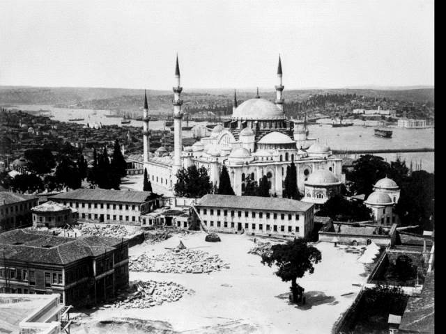 II. Abdülhamid, Osmanlı İmparatorluğu'nun 34. padişahı ve 113. İslam halifesidir. Bunalımlı bir dönemde tahta çıkan Abdülhamid, Batı'ya karşı dengeci, Doğu'ya karşı İslamcı politikalar izlemiş, ülke içinde mutlakiyeti güçlendirmiştir.Bu dönmede çekilmiş olan camilerin fotoğraf albümü İstanbul Tarih farkıyla arşivlerden çıkarılıp sizlere sunulmuştur.