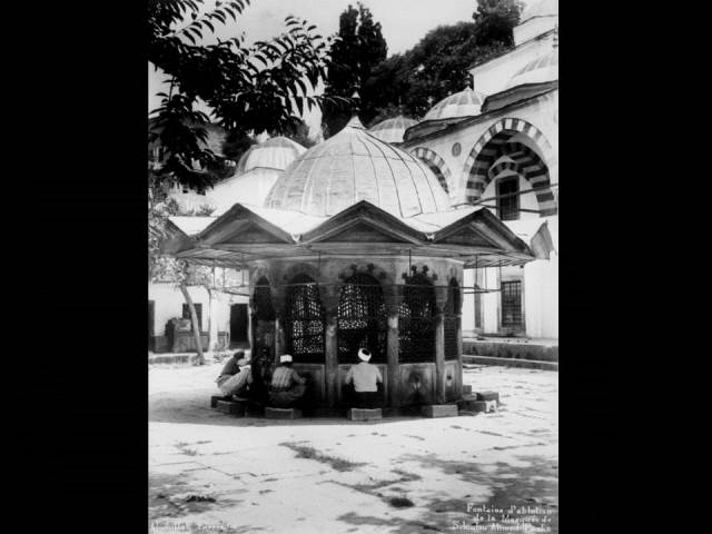 II. Abdülhamid, Osmanlı İmparatorluğu'nun 34. padişahı ve 113. İslam halifesidir. Bunalımlı bir dönemde tahta çıkan Abdülhamid, Batı'ya karşı dengeci, Doğu'ya karşı İslamcı politikalar izlemiş, ülke içinde mutlakiyeti güçlendirmiştir.Bu dönmede çekilmiş olan camilerin fotoğraf albümü İstanbul Tarih farkıyla arşivlerden çıkarılıp sizlere sunulmuştur.