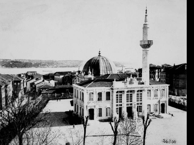 II. Abdülhamid, Osmanlı İmparatorluğu'nun 34. padişahı ve 113. İslam halifesidir. Bunalımlı bir dönemde tahta çıkan Abdülhamid, Batı'ya karşı dengeci, Doğu'ya karşı İslamcı politikalar izlemiş, ülke içinde mutlakiyeti güçlendirmiştir.Bu dönmede çekilmiş olan camilerin fotoğraf albümü İstanbul Tarih farkıyla arşivlerden çıkarılıp sizlere sunulmuştur.