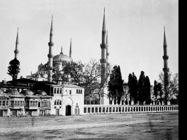 II. Abdülhamid, Osmanlı İmparatorluğu'nun 34. padişahı ve 113. İslam halifesidir. Bunalımlı bir dönemde tahta çıkan Abdülhamid, Batı'ya karşı dengeci, Doğu'ya karşı İslamcı politikalar izlemiş, ülke içinde mutlakiyeti güçlendirmiştir.Bu dönmede çekilmiş olan camilerin fotoğraf albümü İstanbul Tarih farkıyla arşivlerden çıkarılıp sizlere sunulmuştur.