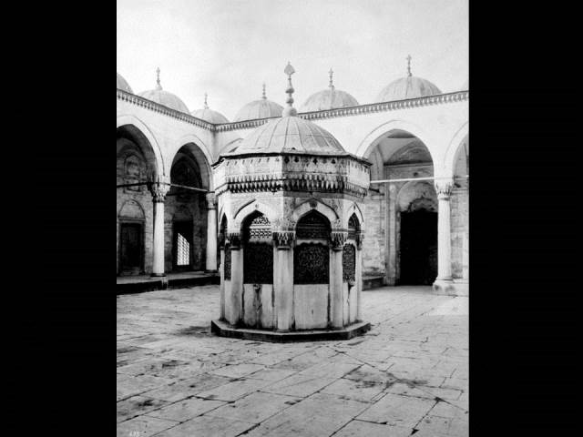 II. Abdülhamid, Osmanlı İmparatorluğu'nun 34. padişahı ve 113. İslam halifesidir. Bunalımlı bir dönemde tahta çıkan Abdülhamid, Batı'ya karşı dengeci, Doğu'ya karşı İslamcı politikalar izlemiş, ülke içinde mutlakiyeti güçlendirmiştir.Bu dönmede çekilmiş olan camilerin fotoğraf albümü İstanbul Tarih farkıyla arşivlerden çıkarılıp sizlere sunulmuştur.