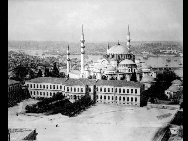 II. Abdülhamid, Osmanlı İmparatorluğu'nun 34. padişahı ve 113. İslam halifesidir. Bunalımlı bir dönemde tahta çıkan Abdülhamid, Batı'ya karşı dengeci, Doğu'ya karşı İslamcı politikalar izlemiş, ülke içinde mutlakiyeti güçlendirmiştir.Bu dönmede çekilmiş olan camilerin fotoğraf albümü İstanbul Tarih farkıyla arşivlerden çıkarılıp sizlere sunulmuştur.