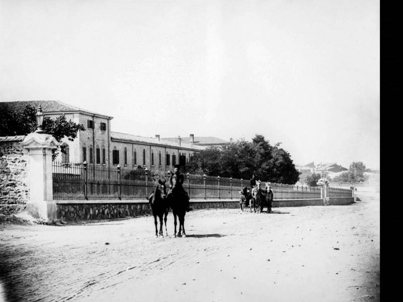 II. Abdülhamid, Osmanlı İmparatorluğu'nun 34. padişahı ve 113. İslam halifesidir. Bunalımlı bir dönemde tahta çıkan Abdülhamid, Batı'ya karşı dengeci, Doğu'ya karşı İslamcı politikalar izlemiş, ülke içinde mutlakiyeti güçlendirmiştir.Bu dönmede çekilmiş olan hastane fotoğraf albümü İstanbul Tarih farkıyla arşivlerden çıkarılıp sizlere sunulmuştur.