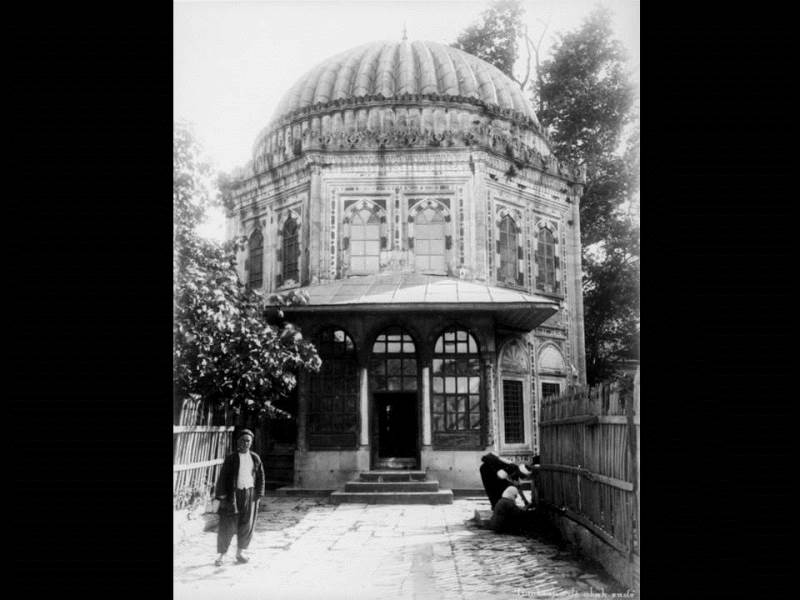 II. Abdülhamid, Osmanlı İmparatorluğu'nun 34. padişahı ve 113. İslam halifesidir. Bunalımlı bir dönemde tahta çıkan Abdülhamid, Batı'ya karşı dengeci, Doğu'ya karşı İslamcı politikalar izlemiş, ülke içinde mutlakiyeti güçlendirmiştir.Bu dönmede çekilmiş olan türbe fotoğraf albümü İstanbul Tarih farkıyla arşivlerden çıkarılıp sizlere sunulmuştur.