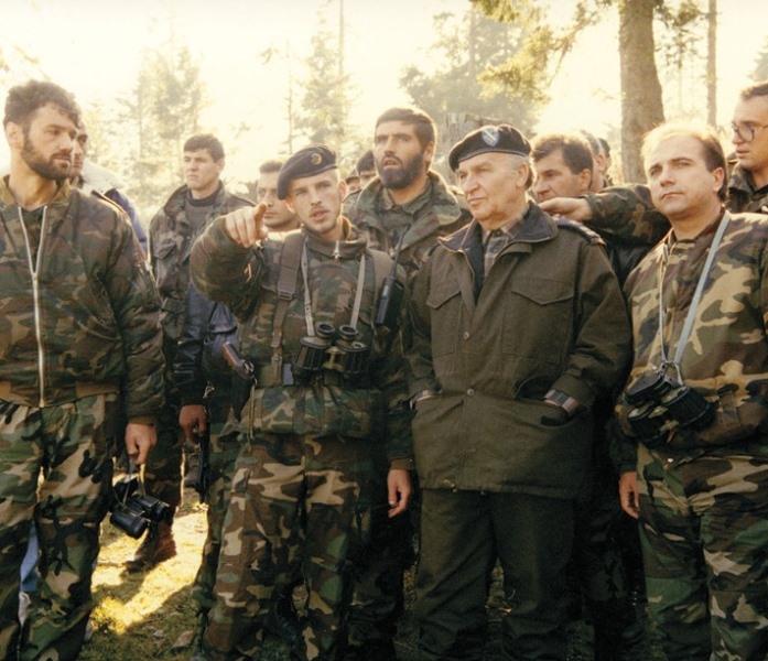 Bir gün askerlerden biri gelip kendisine 'onlar bizim kadınlarımıza tecavüz ediyorlar, onlar bizim kadınlarımızı, yaşlılarımızı ve çocuklarımızı öldürüyorlar. Buna bigane kalmamalıyız' dediğinde, Aliya çok veciz bir şey söylüyor 'Sırplar bizim öğretmenimi