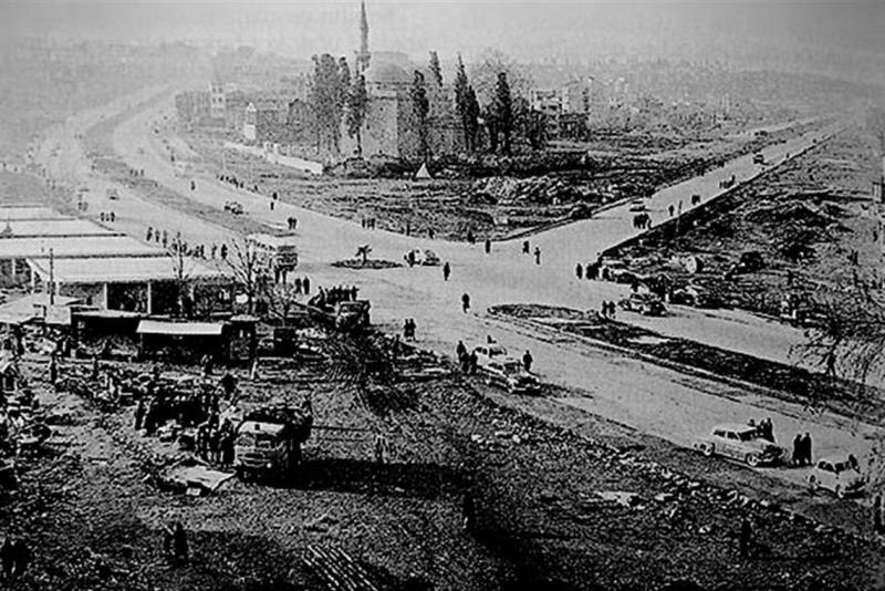 İstanbul’un Fatih ilçesinde yer alan Vatan Caddesi’nin asıl adı, Adnan Menderes Bulvarı’dır.  Aksaray Meydanı'nda, Valide Sultan Camii ile Topkapı surları arasında, eski Bayrampaşa Deresi vadisi boyunca kuzeybatı-güneydoğu yönünde doğrusal olarak uzanan bir caddedir. 1956-1957 yılları arasında dönemin başbakanı olan Adnan Menderes tarafından, İstanbul’un imar düzenlemeleri kapsamında yapıldı.