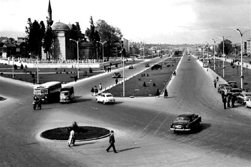 İstanbul’un Fatih ilçesinde yer alan Vatan Caddesi’nin asıl adı, Adnan Menderes Bulvarı’dır.  Aksaray Meydanı'nda, Valide Sultan Camii ile Topkapı surları arasında, eski Bayrampaşa Deresi vadisi boyunca kuzeybatı-güneydoğu yönünde doğrusal olarak uzanan bir caddedir. 1956-1957 yılları arasında dönemin başbakanı olan Adnan Menderes tarafından, İstanbul’un imar düzenlemeleri kapsamında yapıldı.