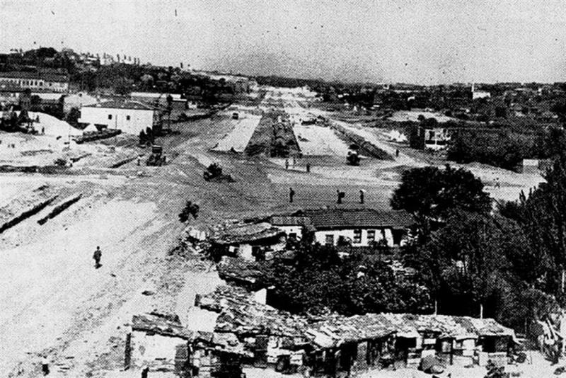 İstanbul’un Fatih ilçesinde yer alan Vatan Caddesi’nin asıl adı, Adnan Menderes Bulvarı’dır.  Aksaray Meydanı'nda, Valide Sultan Camii ile Topkapı surları arasında, eski Bayrampaşa Deresi vadisi boyunca kuzeybatı-güneydoğu yönünde doğrusal olarak uzanan bir caddedir. 1956-1957 yılları arasında dönemin başbakanı olan Adnan Menderes tarafından, İstanbul’un imar düzenlemeleri kapsamında yapıldı.