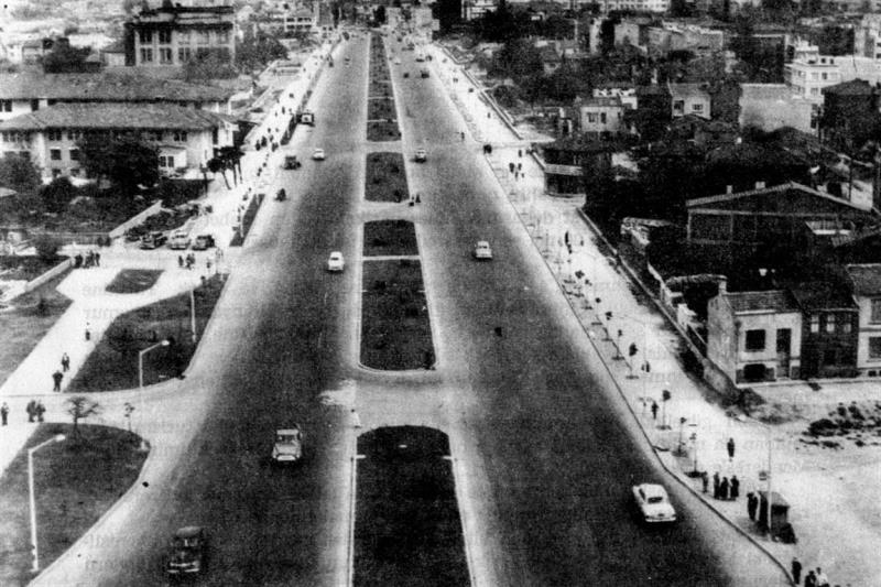 İstanbul’un Fatih ilçesinde yer alan Vatan Caddesi’nin asıl adı, Adnan Menderes Bulvarı’dır.  Aksaray Meydanı'nda, Valide Sultan Camii ile Topkapı surları arasında, eski Bayrampaşa Deresi vadisi boyunca kuzeybatı-güneydoğu yönünde doğrusal olarak uzanan bir caddedir. 1956-1957 yılları arasında dönemin başbakanı olan Adnan Menderes tarafından, İstanbul’un imar düzenlemeleri kapsamında yapıldı.