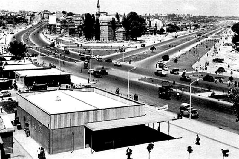 İstanbul’un Fatih ilçesinde yer alan Vatan Caddesi’nin asıl adı, Adnan Menderes Bulvarı’dır.  Aksaray Meydanı'nda, Valide Sultan Camii ile Topkapı surları arasında, eski Bayrampaşa Deresi vadisi boyunca kuzeybatı-güneydoğu yönünde doğrusal olarak uzanan bir caddedir. 1956-1957 yılları arasında dönemin başbakanı olan Adnan Menderes tarafından, İstanbul’un imar düzenlemeleri kapsamında yapıldı.