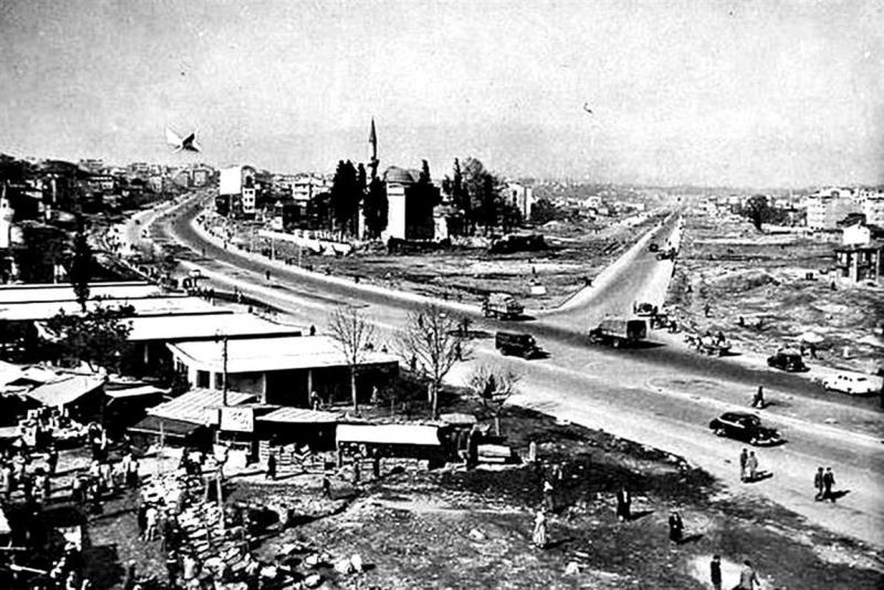 İstanbul’un Fatih ilçesinde yer alan Vatan Caddesi’nin asıl adı, Adnan Menderes Bulvarı’dır.  Aksaray Meydanı'nda, Valide Sultan Camii ile Topkapı surları arasında, eski Bayrampaşa Deresi vadisi boyunca kuzeybatı-güneydoğu yönünde doğrusal olarak uzanan bir caddedir. 1956-1957 yılları arasında dönemin başbakanı olan Adnan Menderes tarafından, İstanbul’un imar düzenlemeleri kapsamında yapıldı.