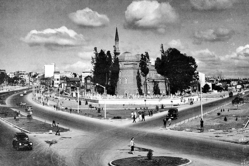 İstanbul’un Fatih ilçesinde yer alan Vatan Caddesi’nin asıl adı, Adnan Menderes Bulvarı’dır.  Aksaray Meydanı'nda, Valide Sultan Camii ile Topkapı surları arasında, eski Bayrampaşa Deresi vadisi boyunca kuzeybatı-güneydoğu yönünde doğrusal olarak uzanan bir caddedir. 1956-1957 yılları arasında dönemin başbakanı olan Adnan Menderes tarafından, İstanbul’un imar düzenlemeleri kapsamında yapıldı.