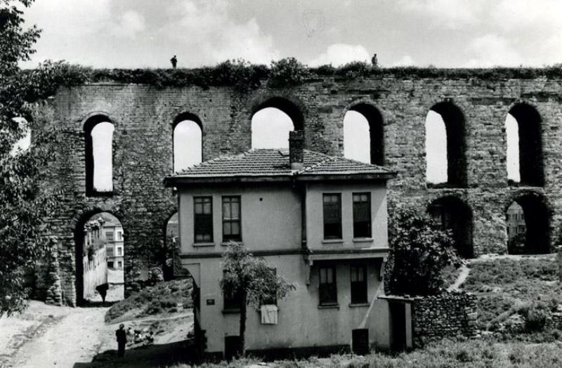  Şimdiki haliyle eksik olan kemerin iki ucundan ve ortasından bazı kısımlar harab olmuştur. 