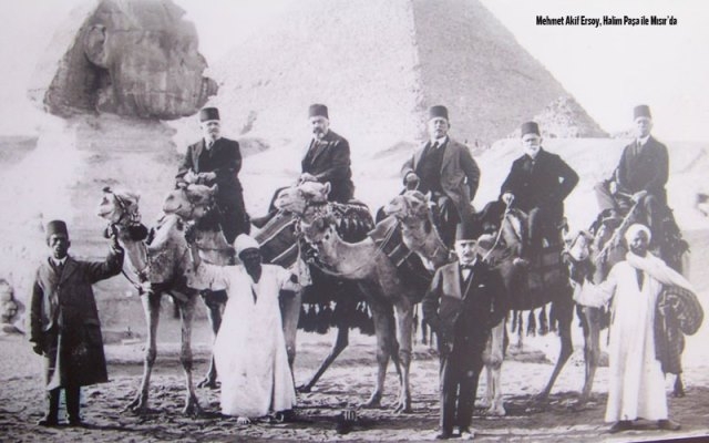 Fikir ve şiir dünyamızda eşine az rastlanır bir deha… Bu coğrafyanın insanlarının zihinlerine “İstiklal Şairi” olarak kazınmış, ölümsüz eseri “Safahat” ile şiir dünyamıza ve gönüllerimize taht kurmuştur. 