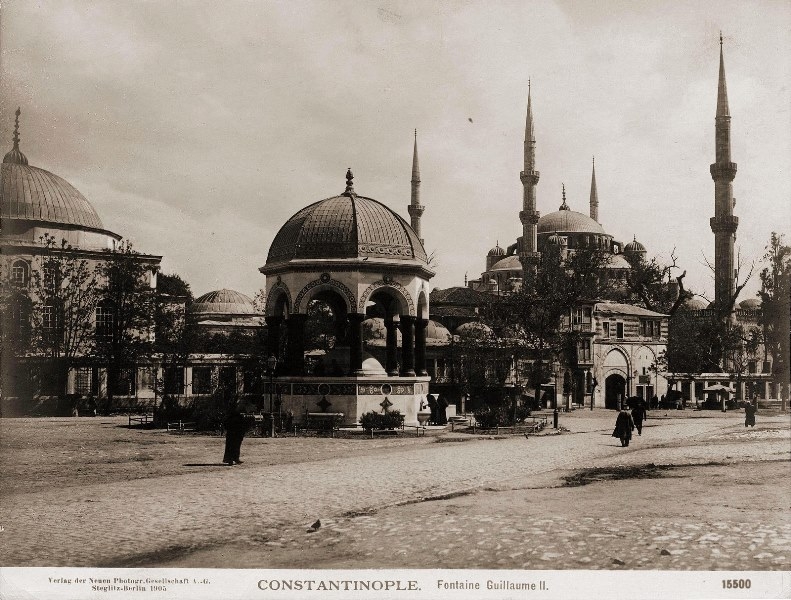 Alman Çeşmesi Dersaadet’in kalbi Sultanahmet Meydanı’nda 1900 yılında inşa edilerek 1901’de Alman yetkililerin de katılımıyla açılışı yapılan, farklı mimarisiyle gözleri üzerine çeken bir meydan çeşmesidir. 